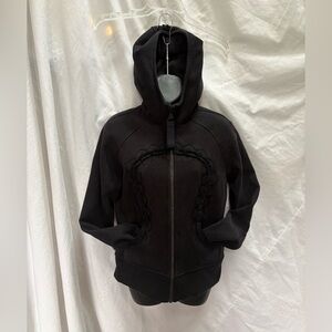 Lululemon size 8 Black Lux Ruffle hoodie, Hiver 2013, rare and collectible